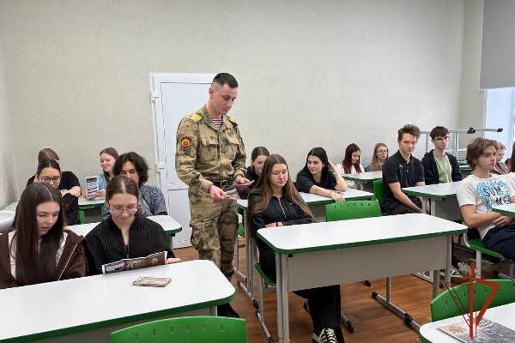 Военнослужащие Красноярского соединения и курсанты Пермского института Росгвардии провели встречу со школьниками