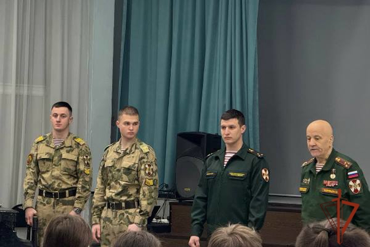 Военнослужащие Красноярского соединения и курсанты Пермского института Росгвардии провели встречу со школьниками