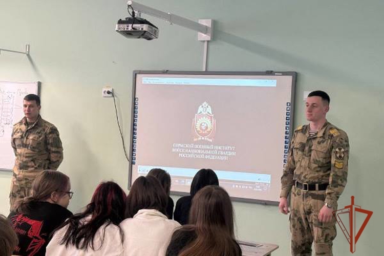 Военнослужащие Красноярского соединения и курсанты Пермского института Росгвардии провели встречу со школьниками