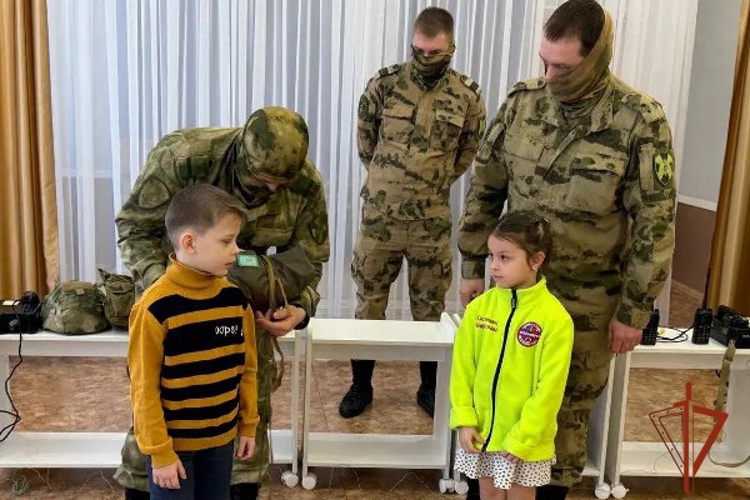 Красноярские военнослужащие Росгвардии пришли в гости к дошколятам