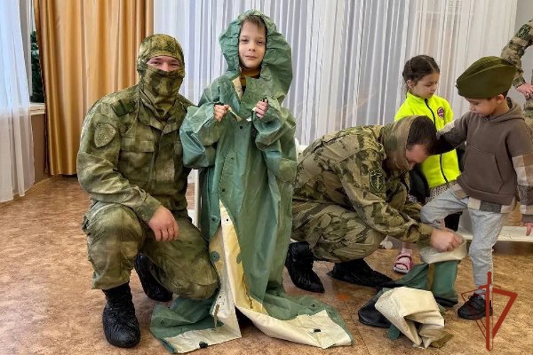 Красноярские военнослужащие Росгвардии пришли в гости к дошколятам