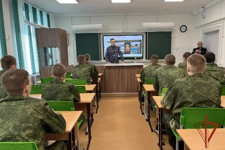 Сотрудники Росгвардии совместно с представителем силового ведомства провели профориентационную встречу с шарыповскими кадетами