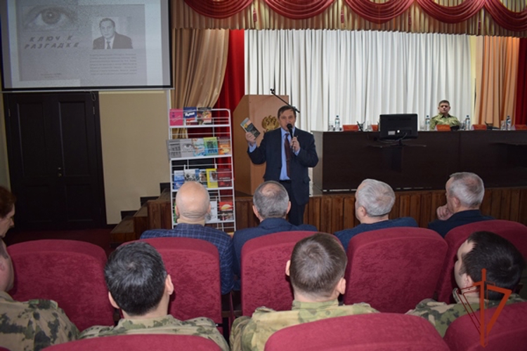 Ветеран Красноярского соединения провел творческую встречу с военнослужащими Росгвардии