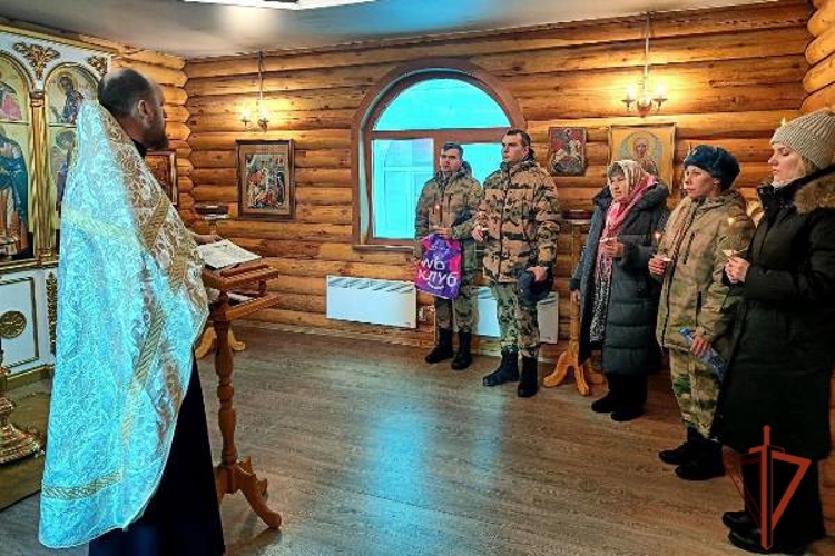 Военнослужащие Красноярского соединения и сотрудники Управления Росгвардии по Красноярскому краю приняли участие в праздничных литургиях