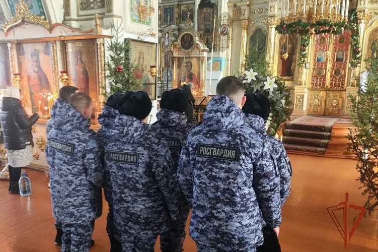 Военнослужащие Красноярского соединения и сотрудники Управления Росгвардии по Красноярскому краю приняли участие в праздничных литургиях