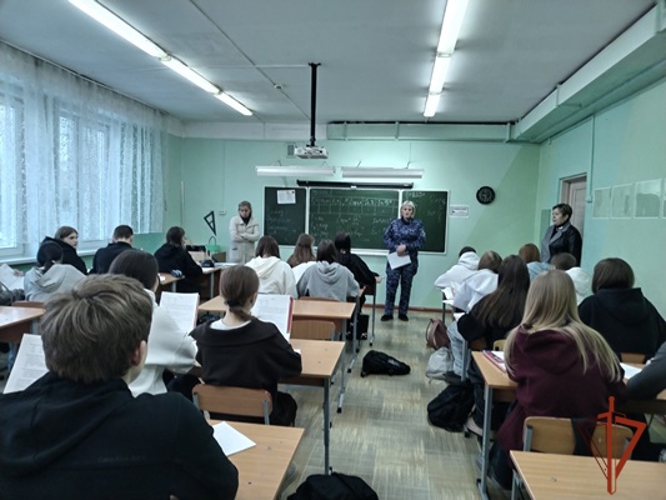 Росгвардейцы рассказали о своей службе и обучении в ведомственных институтах ачинским школьникам