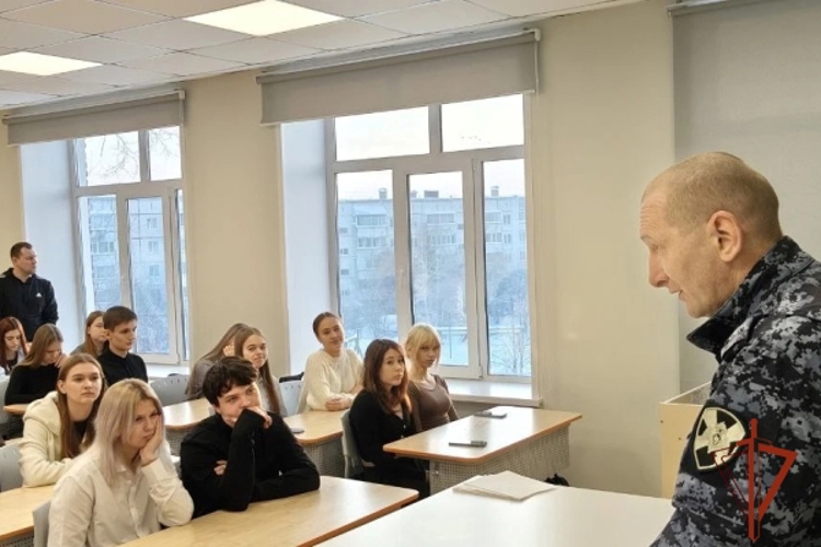 В Назарове росгвардеец провел профориентационный урок со школьниками