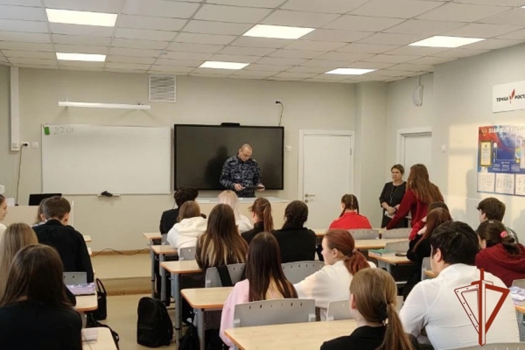 В Назарове росгвардеец провел профориентационный урок со школьниками