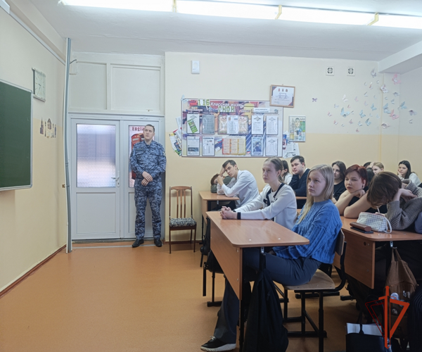 Лесосибирские росгвардейцы провели Урок мужества у школьников