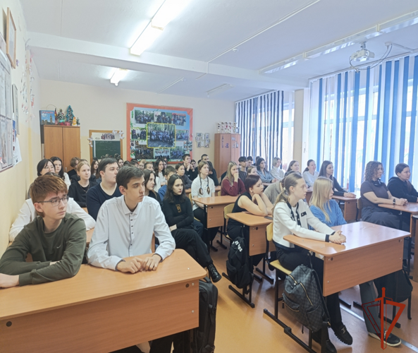 Лесосибирские росгвардейцы провели Урок мужества у школьников