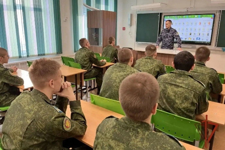 Сотрудники Росгвардии совместно с представителем силового ведомства провели профориентационную встречу с шарыповскими кадетами
