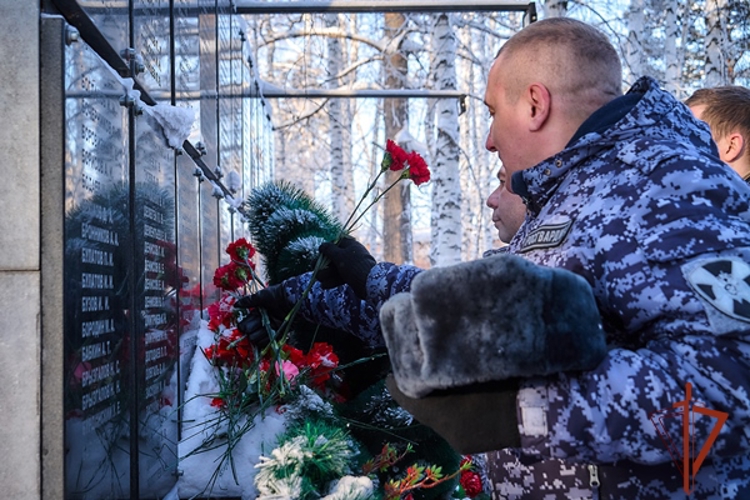 В Красноярском крае росгвардейцы приняли участие в памятных мероприятиях, посвященных дню освобождения Ленинграда от блокады