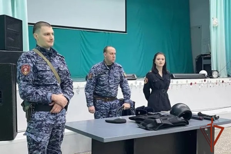 Дивногорские сотрудники Росгвардии провели профориентационную встречу со студентами