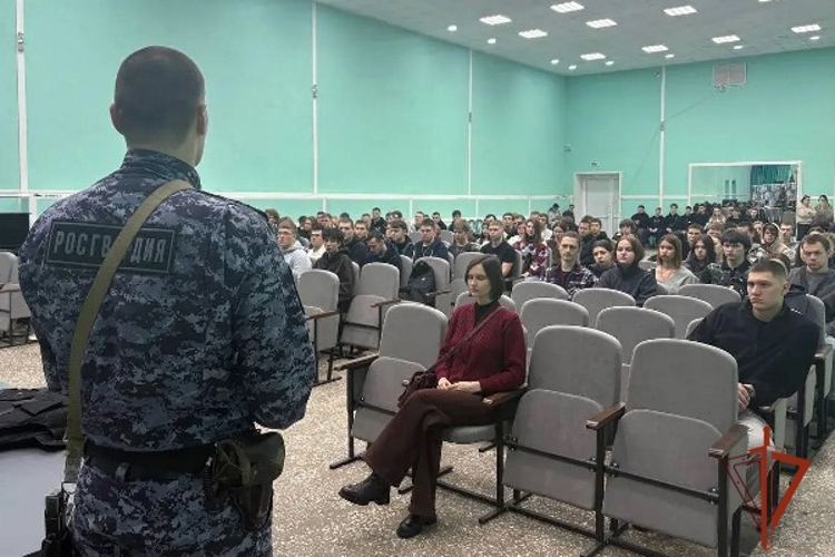 Дивногорские сотрудники Росгвардии провели профориентационную встречу со студентами
