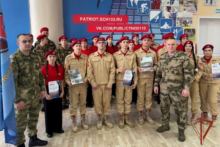 Железногорские военнослужащие приняли участие в конкурсе по строевой подготовке среди школьников