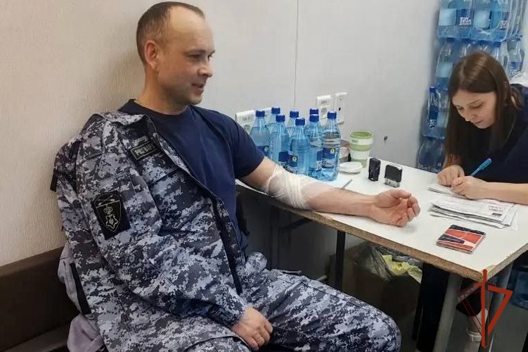 Шарыповские росгвардейцы приняли участие в донорской акции