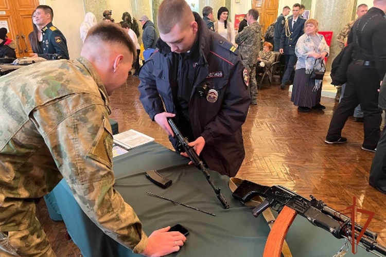 Железногорские росгвардейцы приняли участие в выставке, посвященной Дню Защитника Отечества