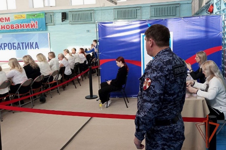 В Красноярском крае сотрудники Росгвардии обеспечили общественный порядок первенства Сибири по акробатике