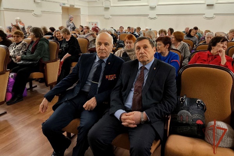 В железнодорожном районе Красноярска состоялась творческая встреча с военным писателем