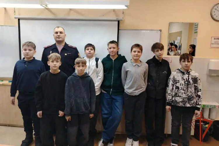 Сотрудник Управления провел урок мужества для учеников Гимназии №1 «Универс»