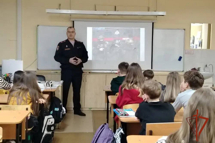 Сотрудник Управления провел урок мужества для учеников Гимназии №1 «Универс»