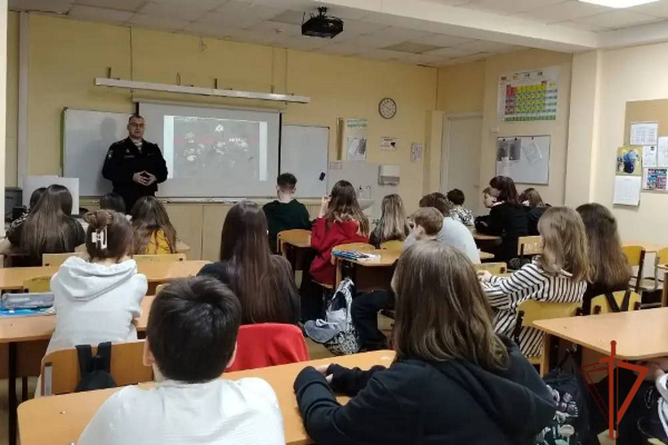 Сотрудник Управления провел урок мужества для учеников Гимназии №1 «Универс»