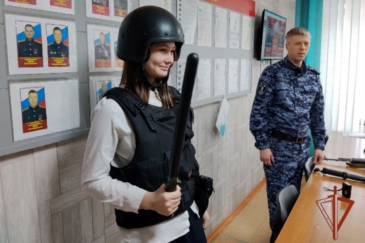 Шарыповские росгвардейцы провели профориентационную экскурсию для школьников