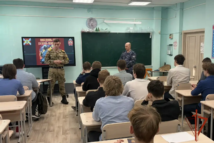 Военнослужащий краевого территориального управления и курсанты Пермского института Росгвардии провели встречу со школьниками