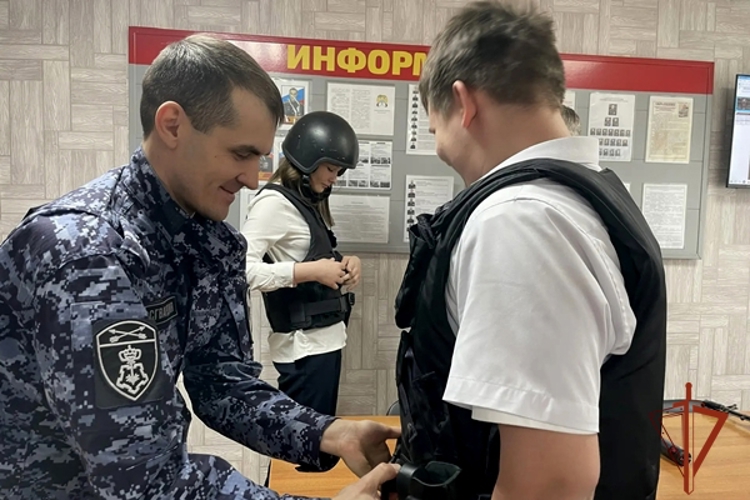 Шарыповские росгвардейцы провели профориентационную экскурсию для школьников