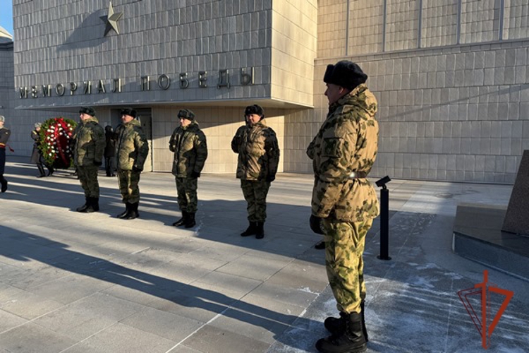 Начальник Управления Росгвардии по Красноярскому краю почтил память героев на площади победы