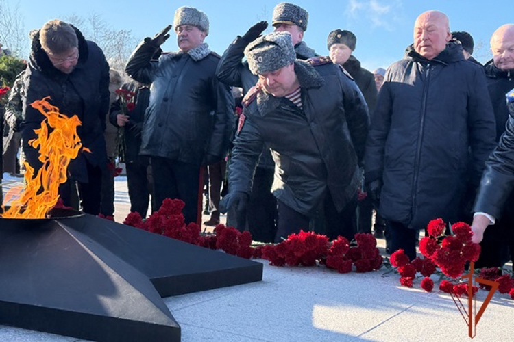 Начальник Управления Росгвардии по Красноярскому краю почтил память героев на площади победы