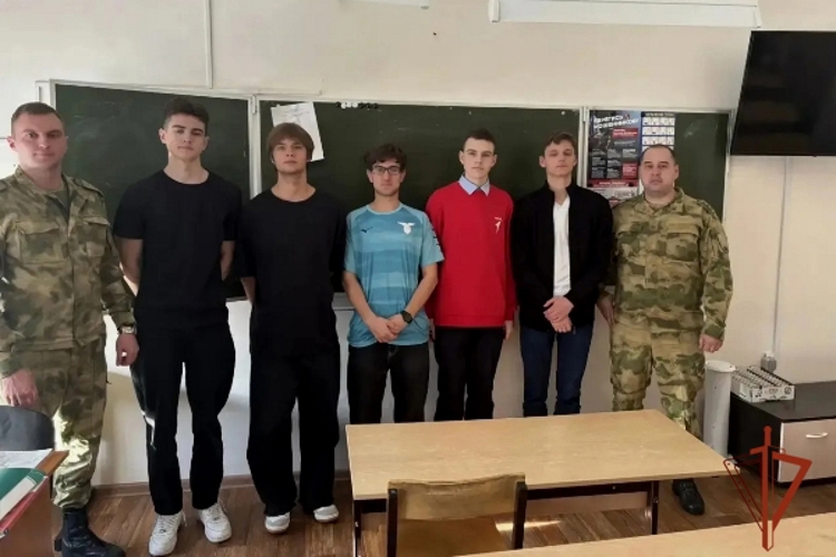 Железногорские росгвардейцы провели профориентационную встречу со старшеклассниками 