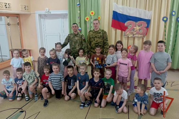 В детском саду "Сибирячок" прошла встреча с военнослужащими Зеленогорской воинской части