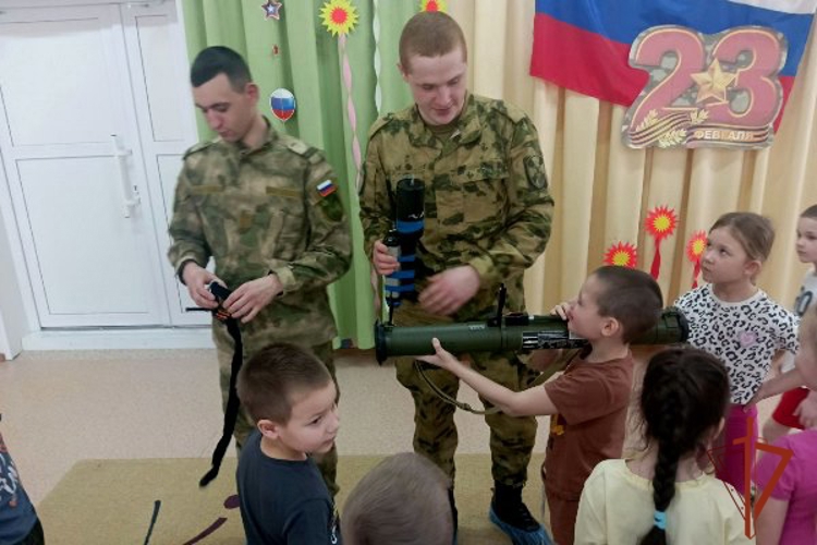 В детском саду "Сибирячок" прошла встреча с военнослужащими Зеленогорской воинской части