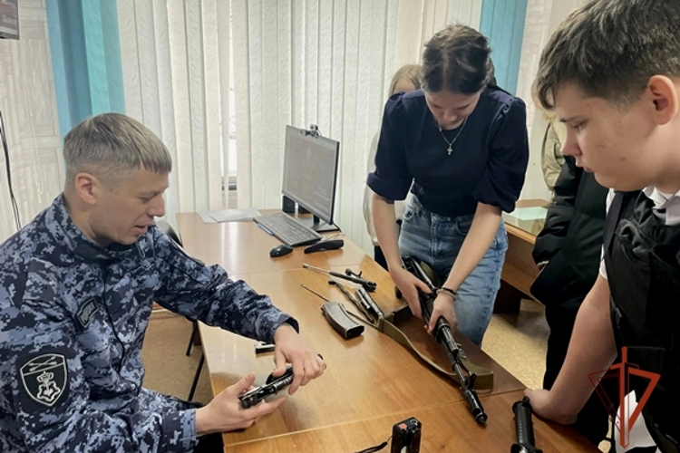 Шарыповские росгвардейцы провели профориентационную экскурсию для школьников