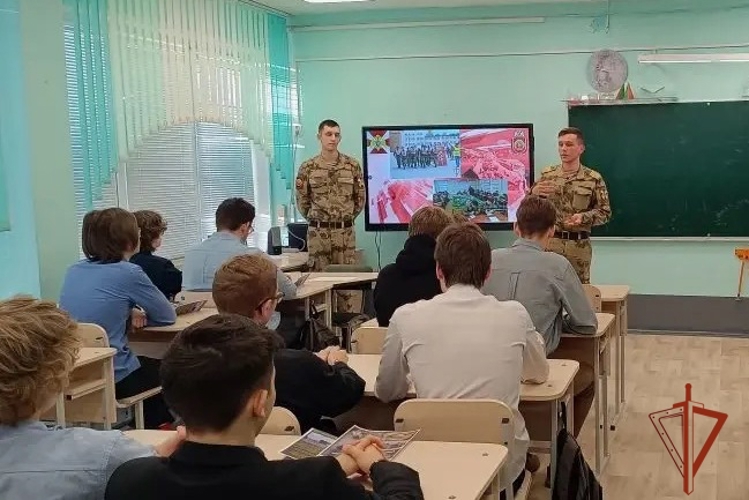 Военнослужащий краевого территориального управления и курсанты Пермского института Росгвардии провели встречу со школьниками