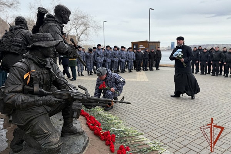 В преддверии Дня образования войск национальной гвардии Российской Федерации красноярские росгвардейцы почтили память коллег, погибших при исполнении служебных обязанностей