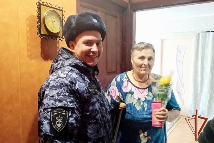 В Ачинске сотрудники Росгвардии поздравили матерей погибших героев с 8 Марта