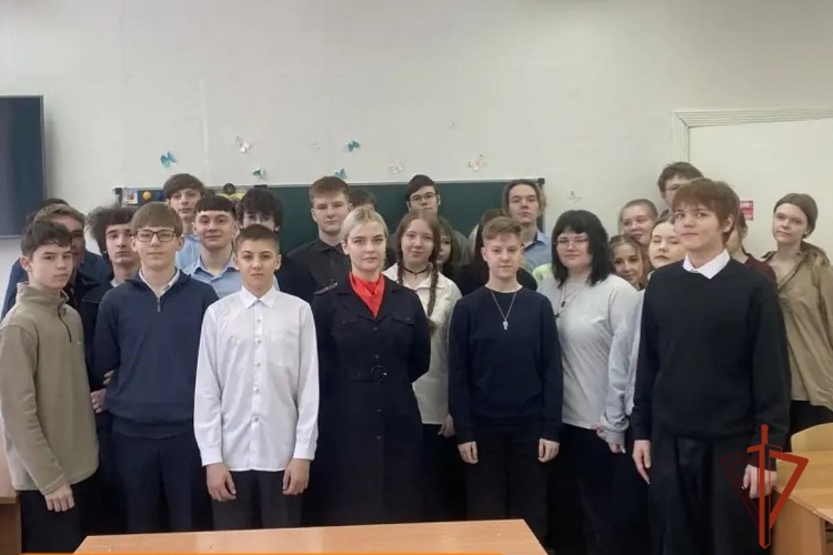 Офицер дивногорской Росгвардии провела профориентационный урок со старшеклассниками