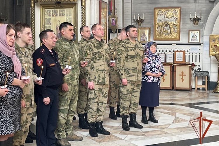 Зеленогорские военнослужащие и сотрудники Росгвардии приняли участие в молебне в честь 10‑летия войск национальной гвардии Российской Федерации