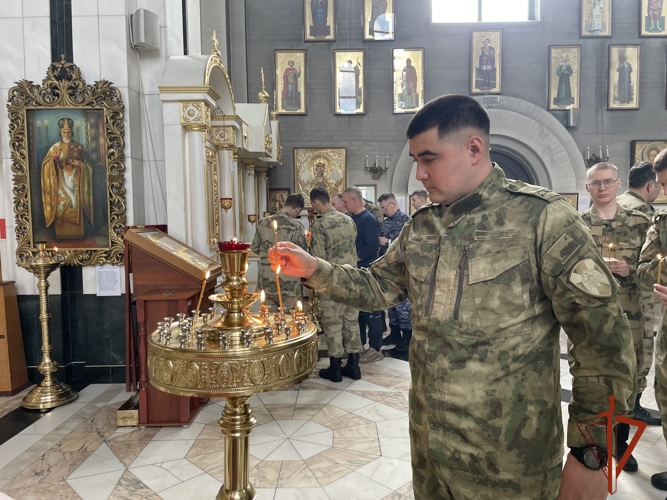 Зеленогорские военнослужащие и сотрудники Росгвардии приняли участие в молебне в честь 10‑летия войск национальной гвардии Российской Федерации