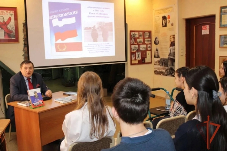 Ветеран Красноярского соединения встретился с учениками