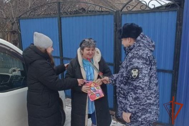 В Ужуре сотрудники Росгвардии поздравляли женщин с наступающим праздником Весны