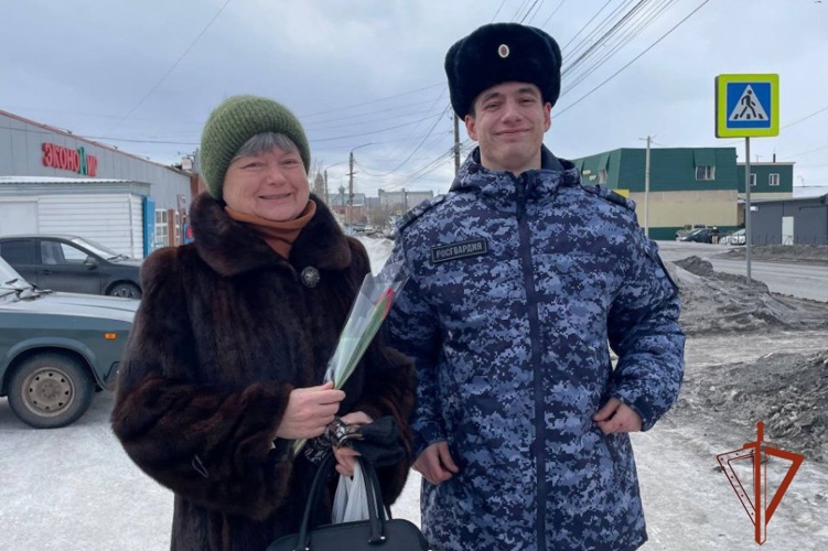В Ужуре сотрудники Росгвардии поздравляли женщин с наступающим праздником Весны