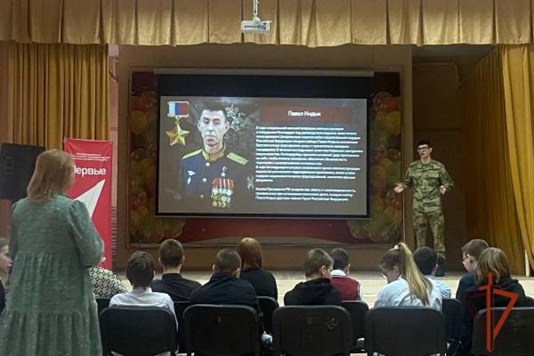 Военнослужащий Росгвардии провел урок Мужества с железногорскими школьниками
