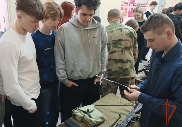 Зеленогорские школьники познакомились со службой военных росгвардейцев