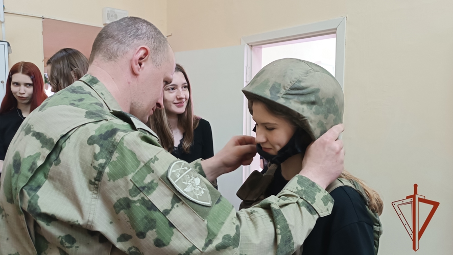 Зеленогорские школьники познакомились со службой военных росгвардейцев