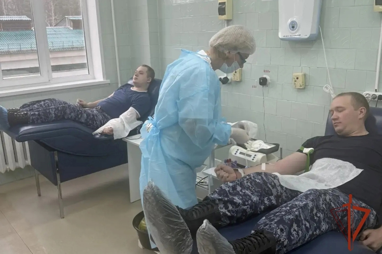 Сотрудники железногорской Росгвардии приняли участие в донорской акции по сдаче крови