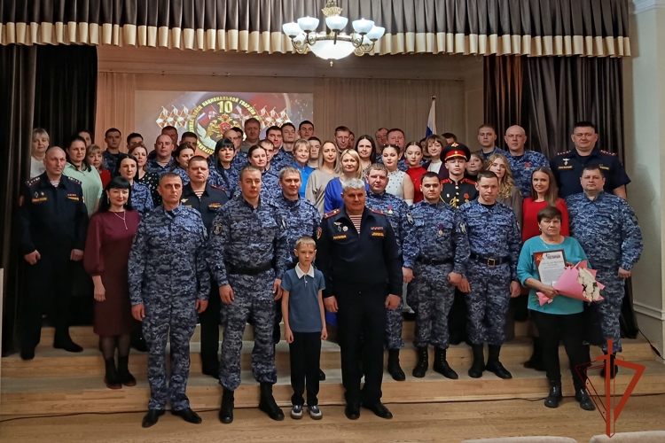 Минусинских росгвардейцев поздравили кадеты и школьники
