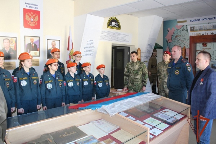 Краснояровские школьники посетили воинскую часть Героя